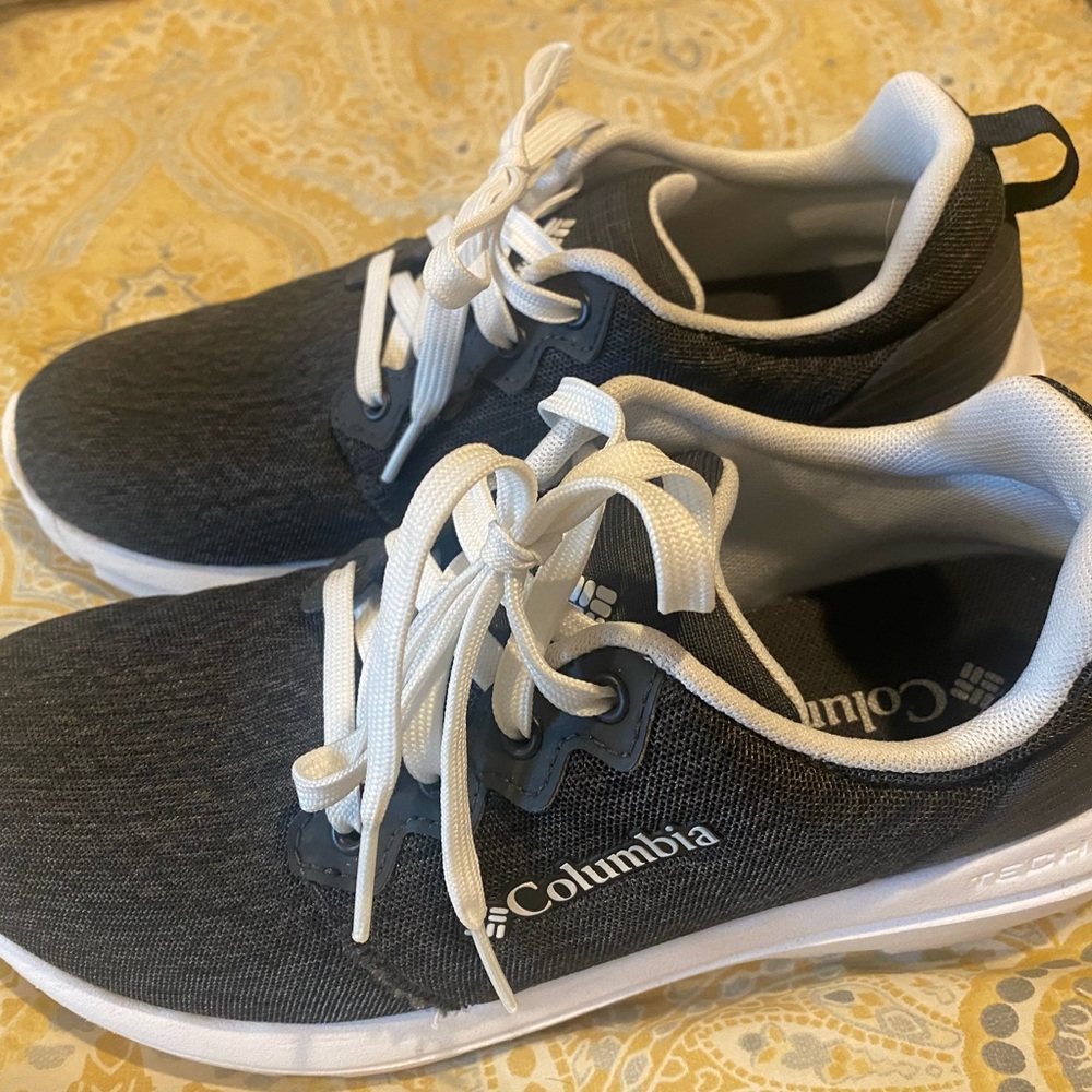 Columbia sneakers shoe . Size 8 . Black. Nice